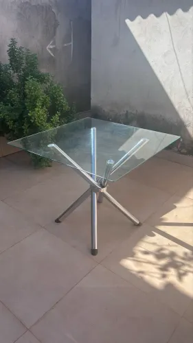 Mesa de vidro com pernas de alumínio 