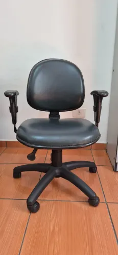 Cadeira giratória em couro