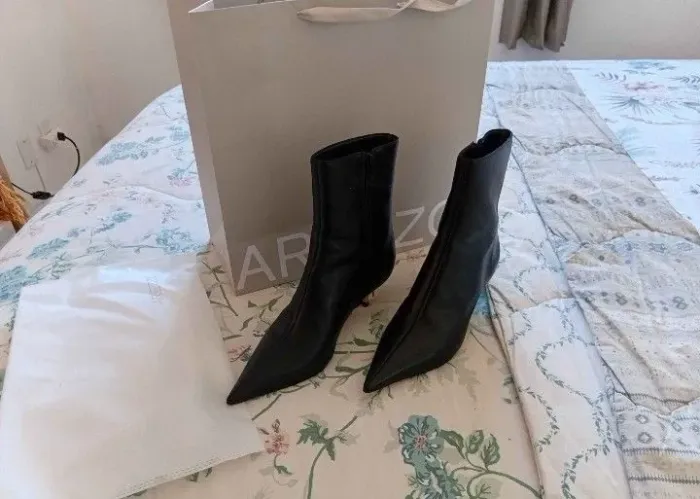 Bota arezzo novinha em couro, n°35