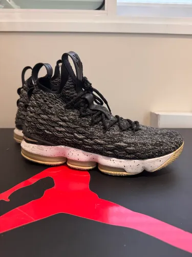 Tênis Lebron 15 