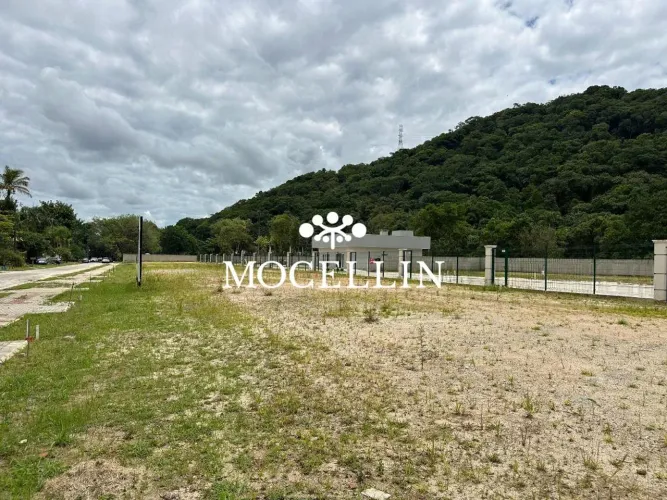 Terrenos à venda em condomínio fechado na Prainha, Caiobá/Mocellin Imóveis