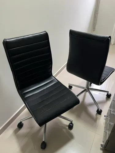 Vendo duas cadeiras de escritório em couro e tecido 