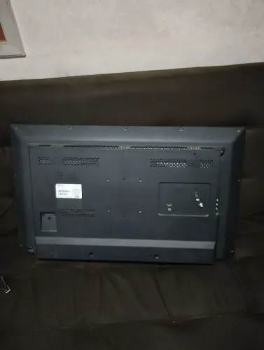 to vendendo uma tv 32 polegadas só não pega internet é só comprar um cabo
