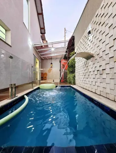 CASA A VENDA COM PISCINA