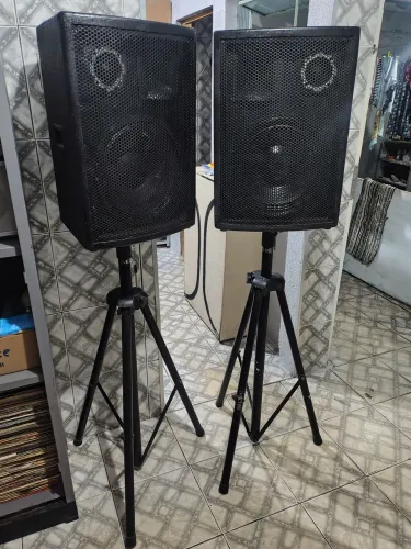 Caixas de som 12 polegadas 3 vias 200 wts com pedestal.