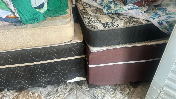 2 camas com colchão