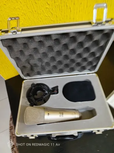 Microfone Behringer B2 Pro profissional
