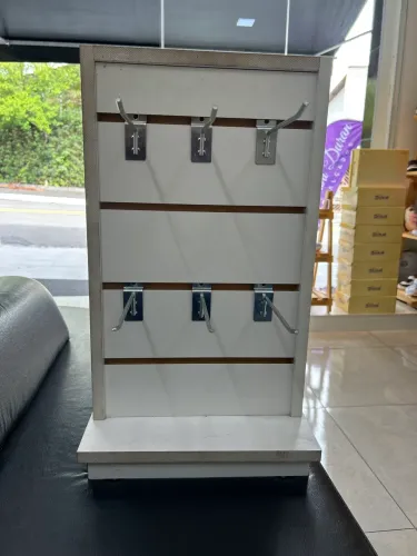Expositor de Mesa Branco com 6 ferros