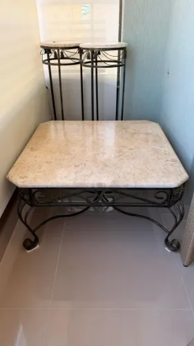 Mesa de centro em travertino e ferro trabalhado - elegante e resistente