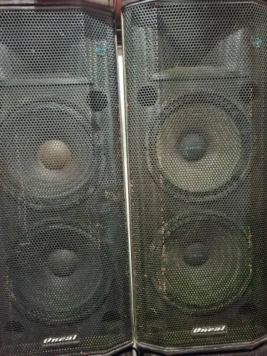 Caixas ativas oneal em ótimo estado. Obs.: Não aceito troca, exclusivo para venda.
