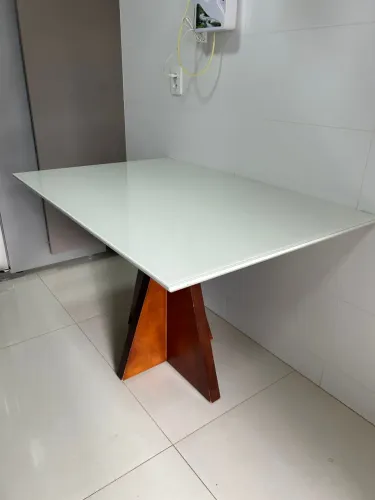 Mesa de vidro com base de madeira 