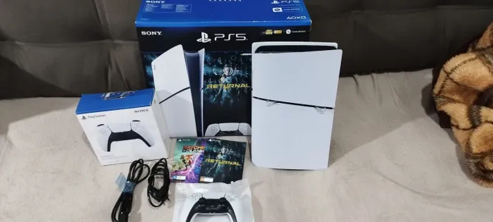 Ps5 slim podendo colocar leitor com dois controles sendo um novo ainda na caixa!