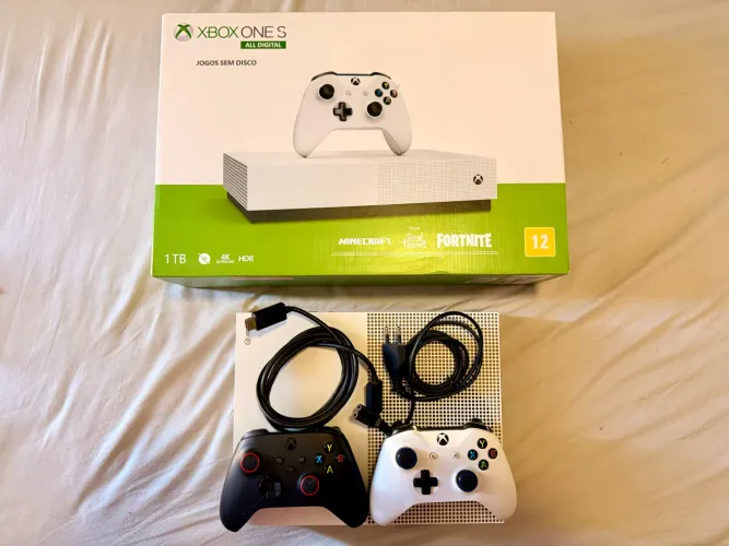 Xbox One S All Digital 1TB + 2 Controles Originais + Caixa | Volta Redonda