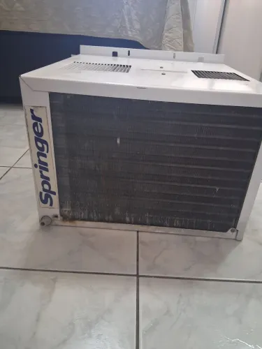 AR-CONDICIONADO DE JANELA