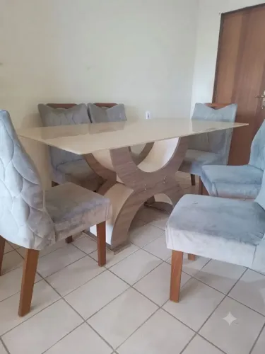 Mesa com seis cadeiras