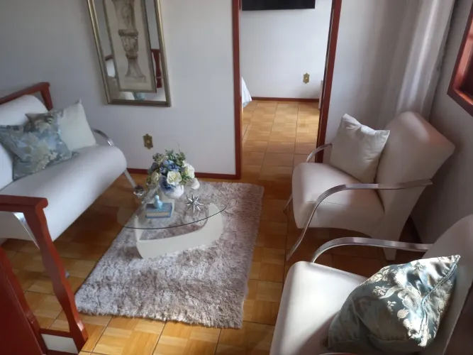 Sofá 2 poltronas um sofá de dois lugares com mesinha de centro
