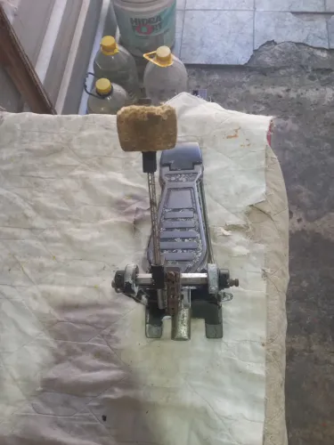 Vendo um pedal de bateria