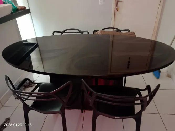 Mesa de jantar com 4 cadeiras