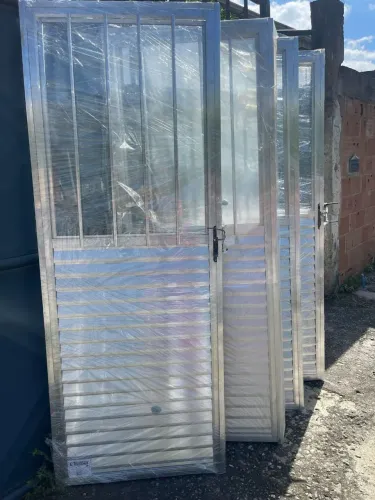 Porta mista em alumínio/veneziana palito
