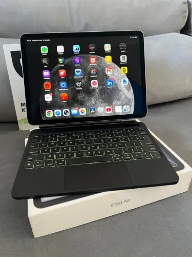 iPad Air 11" (M2) Wi-Fi - 256GB + Teclado, Caneta e Capa / Impecável