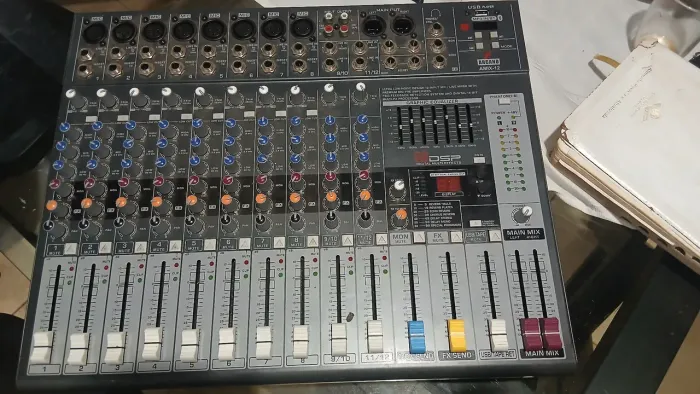 Mesa de som Arcano AMIX-12(12 Canais)