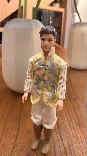 Boneco Ken como Príncipe Louis, diretamente do icônico filme animado Barbie e as Três