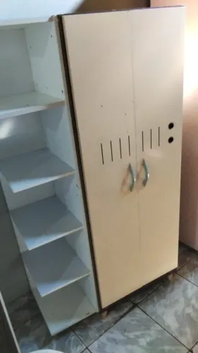 Multi uso com prateleiras por dentro e por fora.