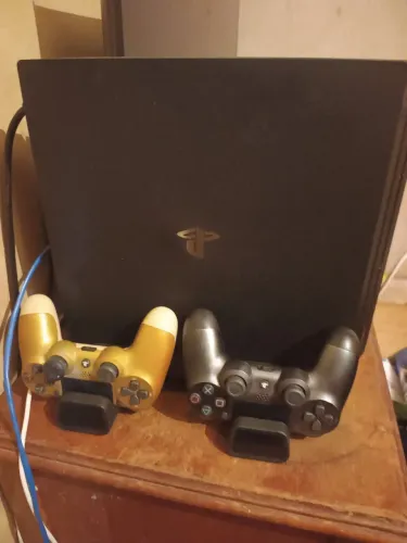 Vendendo um PS4 pro 1tb dois controles origina por 1800l 