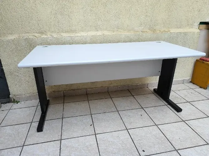 Mesa de Escritório Grande Retangular Branca com Pés de Ferro - 1,60m