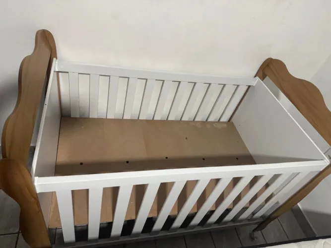 Berço acompanhado de colchão