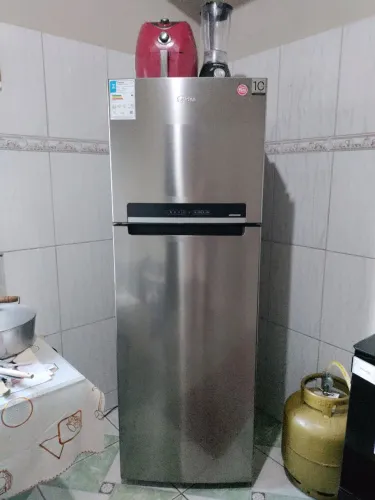 Vendo uma geladeira semi-nova ela tem 4 anos de garantia, tenho todos os papel dela,