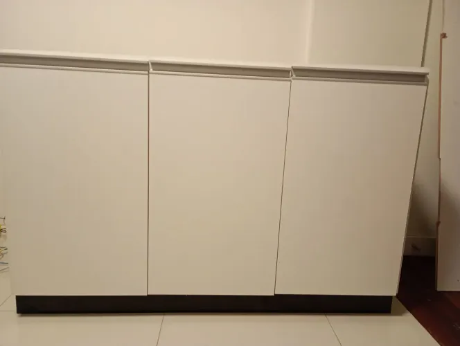 Armário branco multiuso com pedra pretra