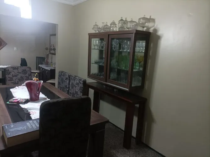 Mesa de jantar com 6 cadeiras e cristaleira