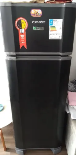 Geladeira Esmaltec 12 meses uso