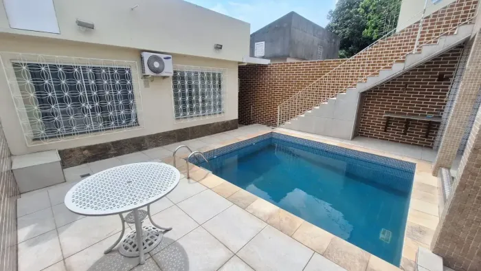 Casa ampla, 4 quartos, sendo 1 suíte, 2 vagas, Piscina e Churrasqueira. Morro do Valqueire