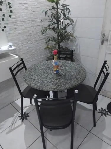 Mesa com 4 cadeiras p pequenos espaços