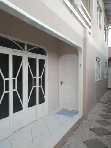 Alugo casa piso térreo, 3 quartos, 2 garagens, 2 banheiros no bairro Iríriu *