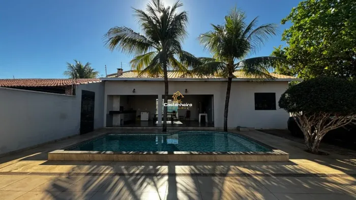 Casa com Edícula - 04 Quartos sendo 02 Suítes Plenas - Plano Diretor Sul