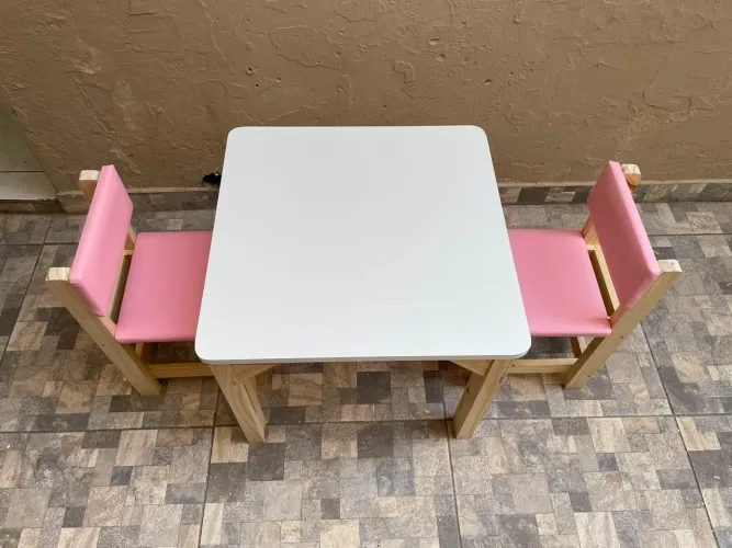 Mesa infantil com cadeiras estofados rosa claro