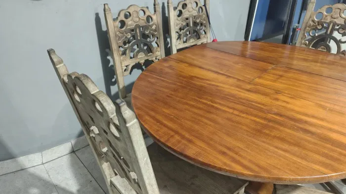 Mesa de Madeira antiga com. 6 cadeiras