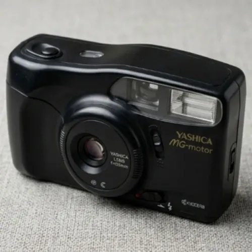 câmera fotográfica analógica vintage Yashica MG-Motor preta