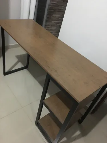 Mesa Escrivaninha estilo industrial com prateleiras
