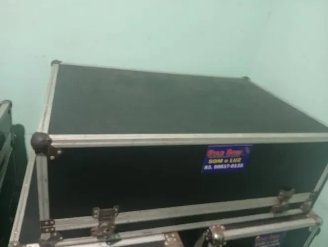 Mesa digital Yamaha 01v fazendo 32 canais no Case toda revisada