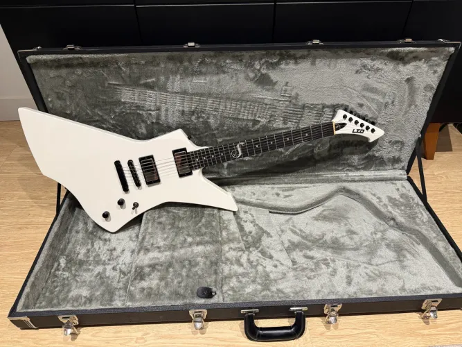LTD/ESP SnakeByte (Metallica - James Heatfield signature guitarra)