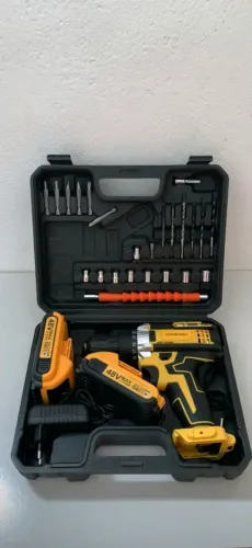 Parafusadeira Furadeira 48v. 2 baterias, com maleta e acessórios completos.