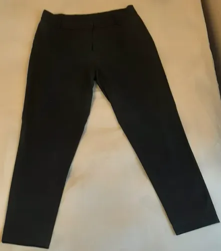 Calça Feminina Elegante em tecido poliéster/poliamida na cor Preta , Tamanho 40/42.