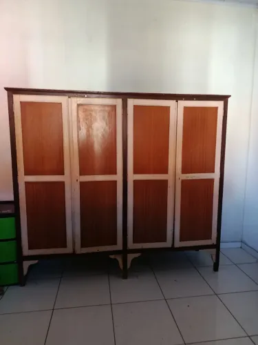 Guarda roupa de madeira