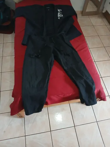 Kimono preto de jiu-jitsu, 2 mês de uso, tamanho , A2