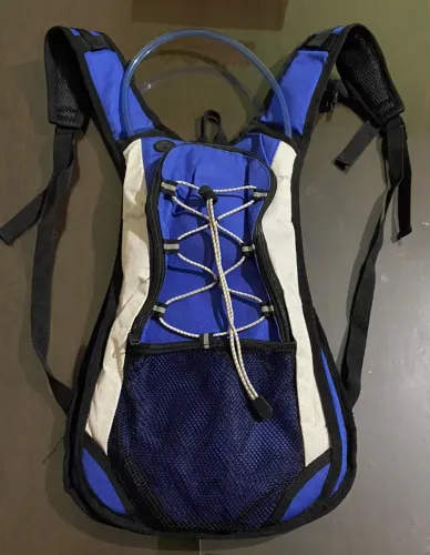 Mochila de hidratação 2L com repartições e saída para fone de ouvido!