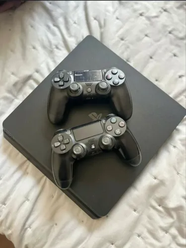 PS4 + 500GB + 3jogos 